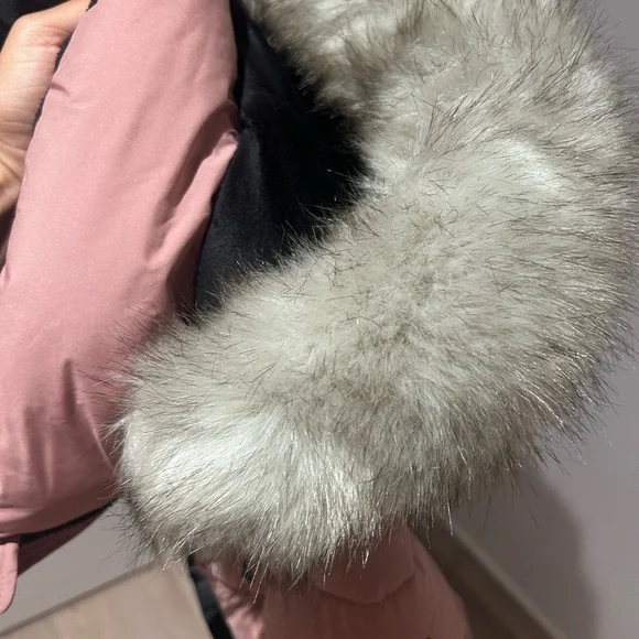 DKNY Pink Puffer Coat with black belt and removable Fur Hood - Picture 9 of 16